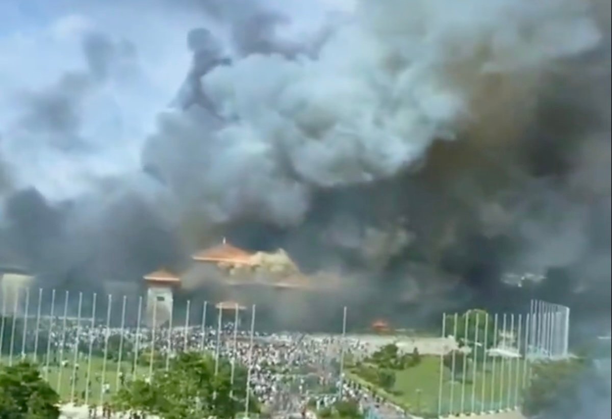 Protestas en Nepal: queman a ex primera dama e incendian el Parlamento