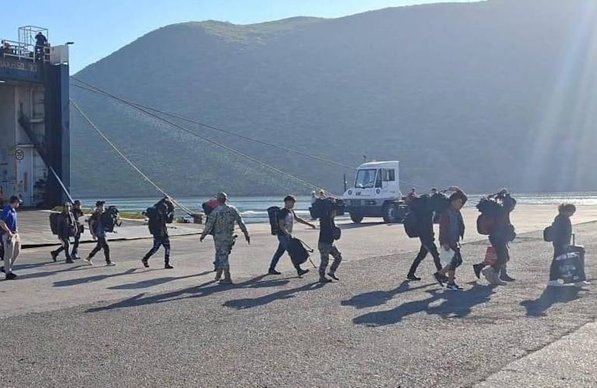 27 menores y una joven son recatados frente a costas de Sinaloa