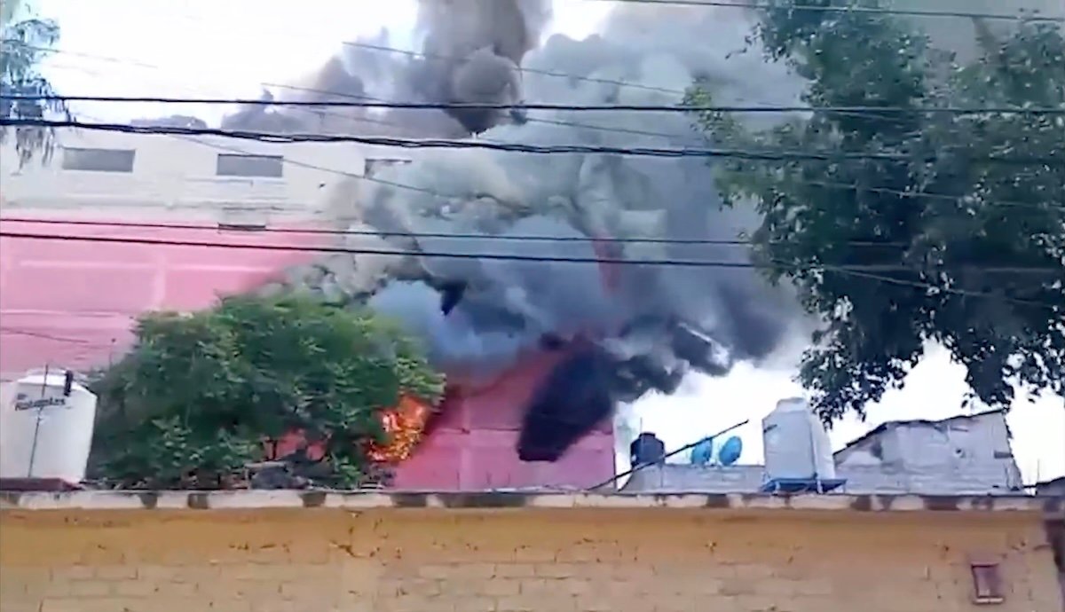 Incendio en Ecatepec consume fábrica de colchones hoy