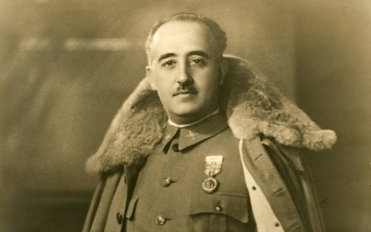 50 años de la muerte de Franco: 1 de 4 jóvenes españoles prefiere un régimen autoritario en ciertas circunstancias 