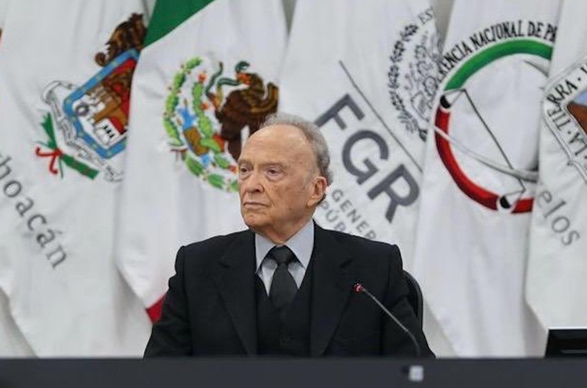 Gertz Manero renuncia a la FGR; será embajador y Godoy queda a cargo
