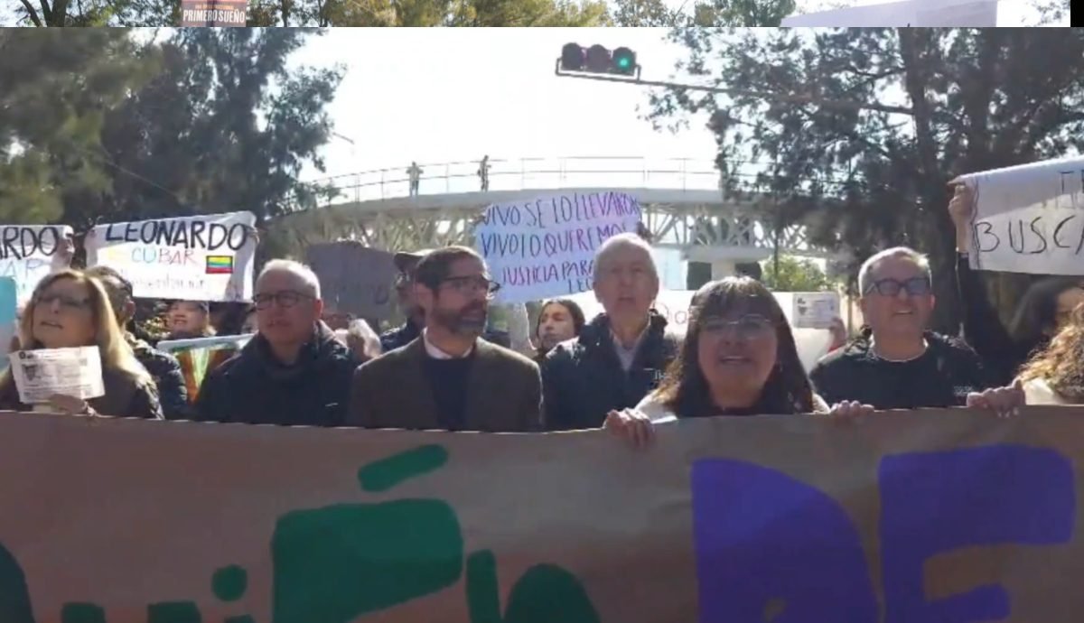 Caso Leonardo Escobar: con protesta exigen  aparición de maestro de la Ibero Puebla