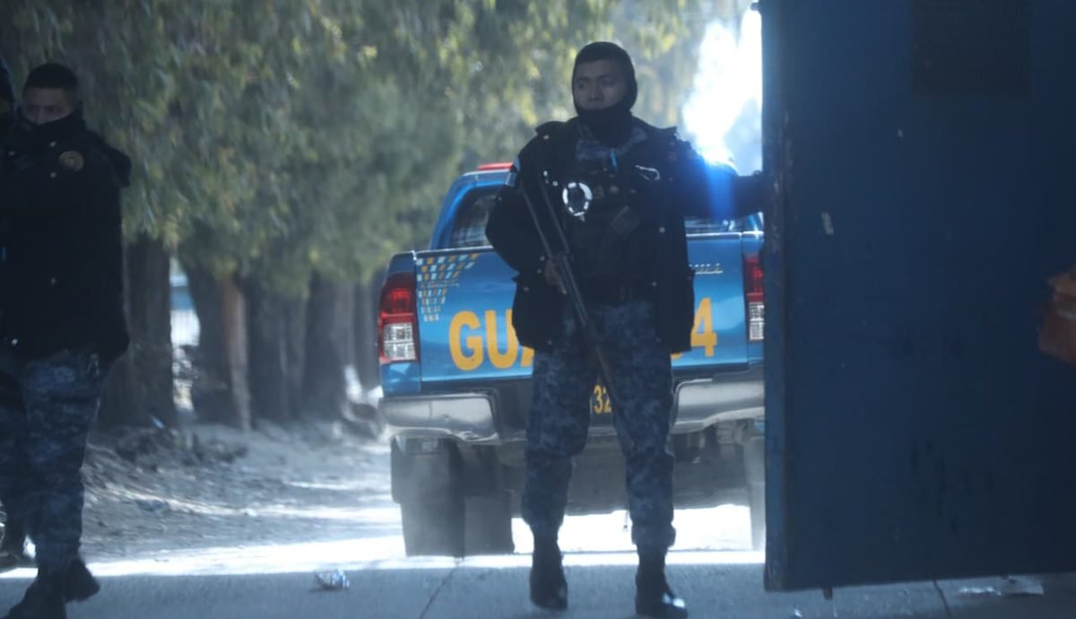 Presidente de Guatemala declara ‘Estado de Sitio’ tras motines que dejaron 8 policías muertos