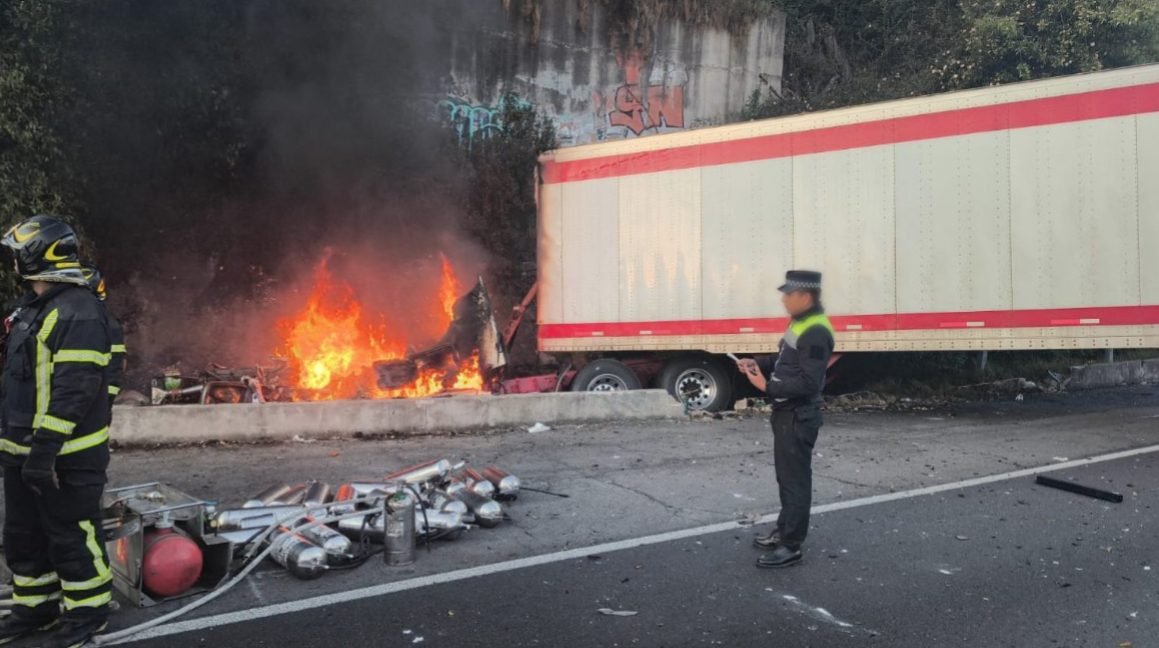 Accidente en la México-Toluca hoy: tráiler se incendia en el km 27 hacia la CDMX