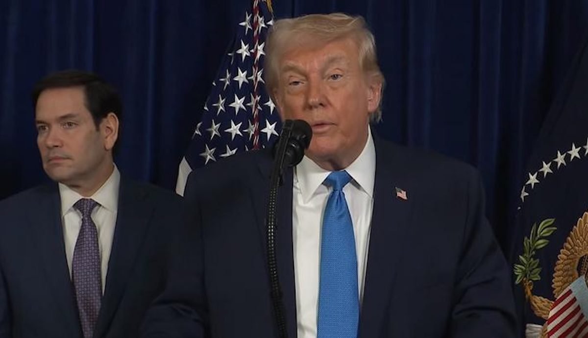 Trump apunta a Irán: anuncia aranceles del 25% a países con los que tengan acuerdo comercial; EU pide a sus ciudadanos salir del territorio