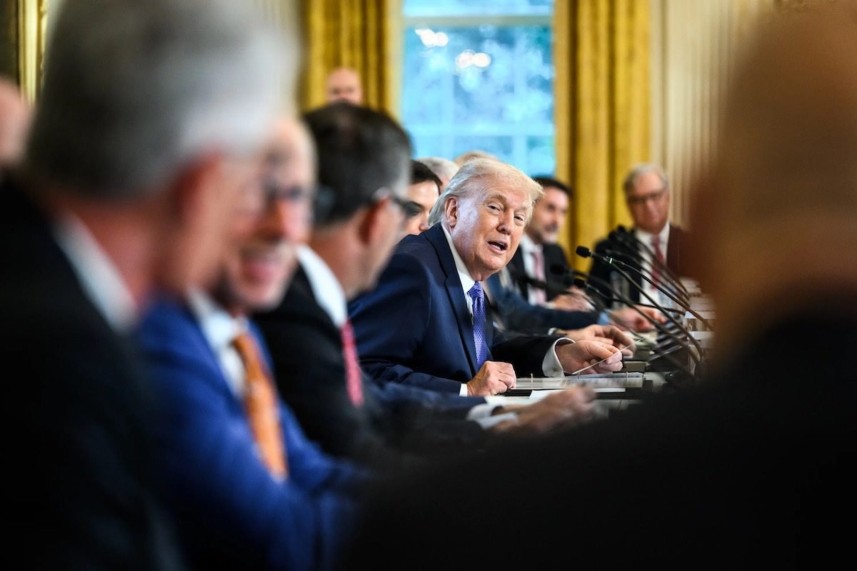 Trump sube el tono para anexar Groenlandia a EU: anuncia aranceles a países que se oponen
