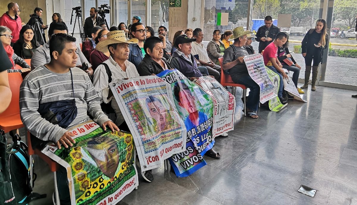 Caso Ayotzinapa: ordenan a Sedena entregar folios militares faltantes a familiares de normalistas