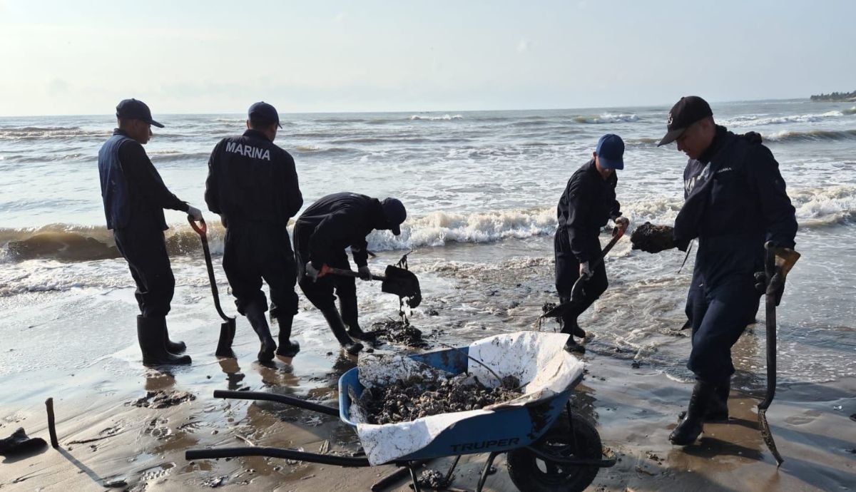 Gobierno refuerza limpia en costas de Veracruz y Tabasco por derrame de hidrocarburo