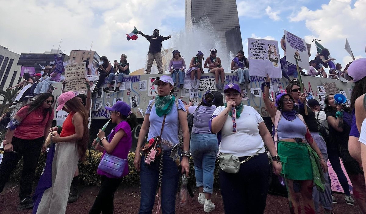 ‘Siembre rebeldía, cosecha libertad’: pancartas se convierten en gritos de lucha en marcha del 8M en CDMX