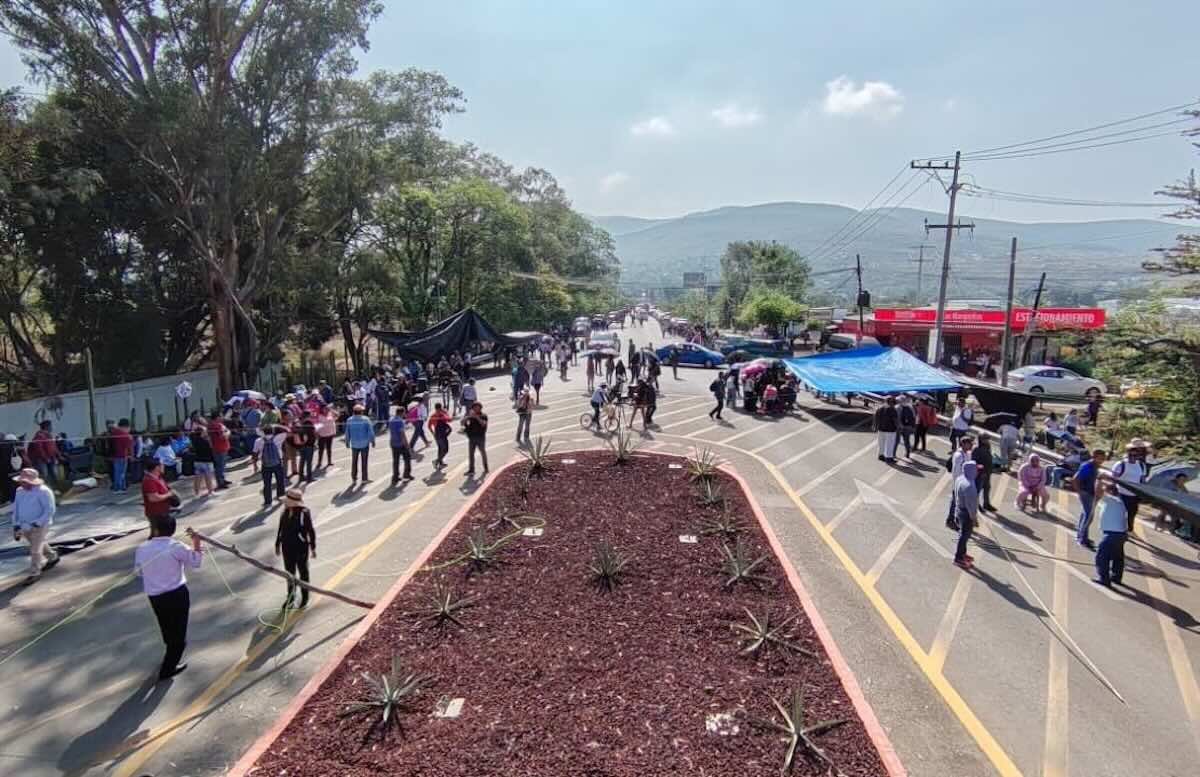 Bloqueo en Oaxaca hoy: CNTE se manifiesta en aeropuerto y Pemex 
