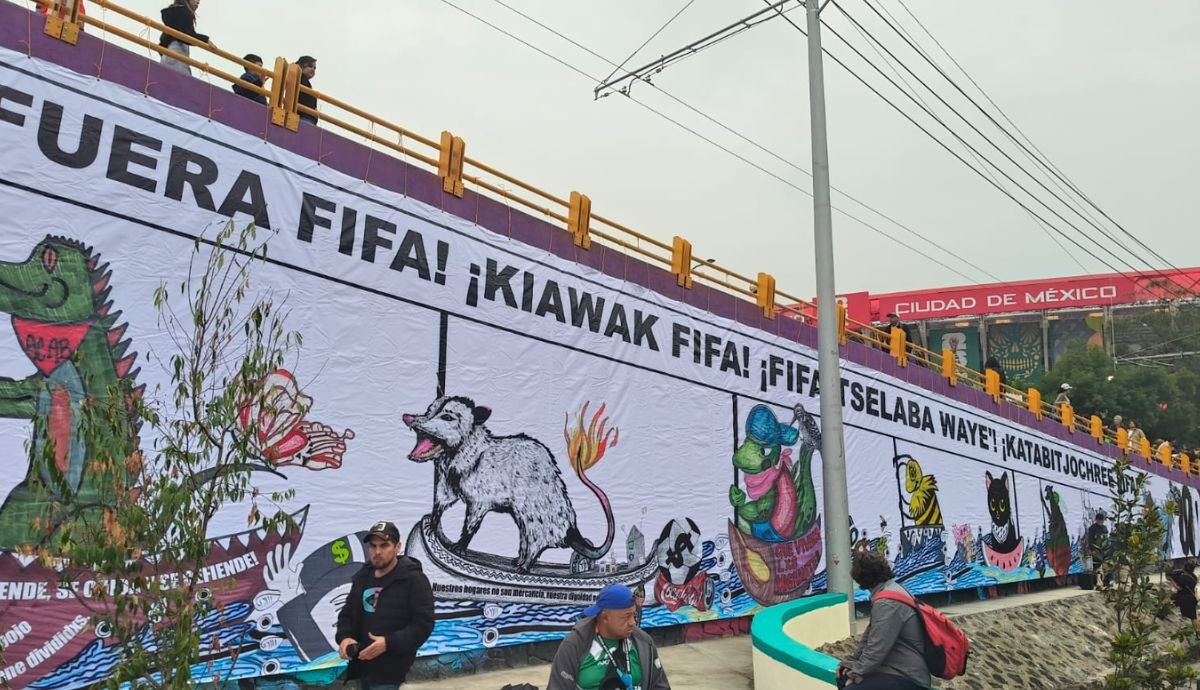 Vecinos de Santa Úrsula Coapa colocan antimural contra la FIFA en inmediaciones del Estadio Azteca