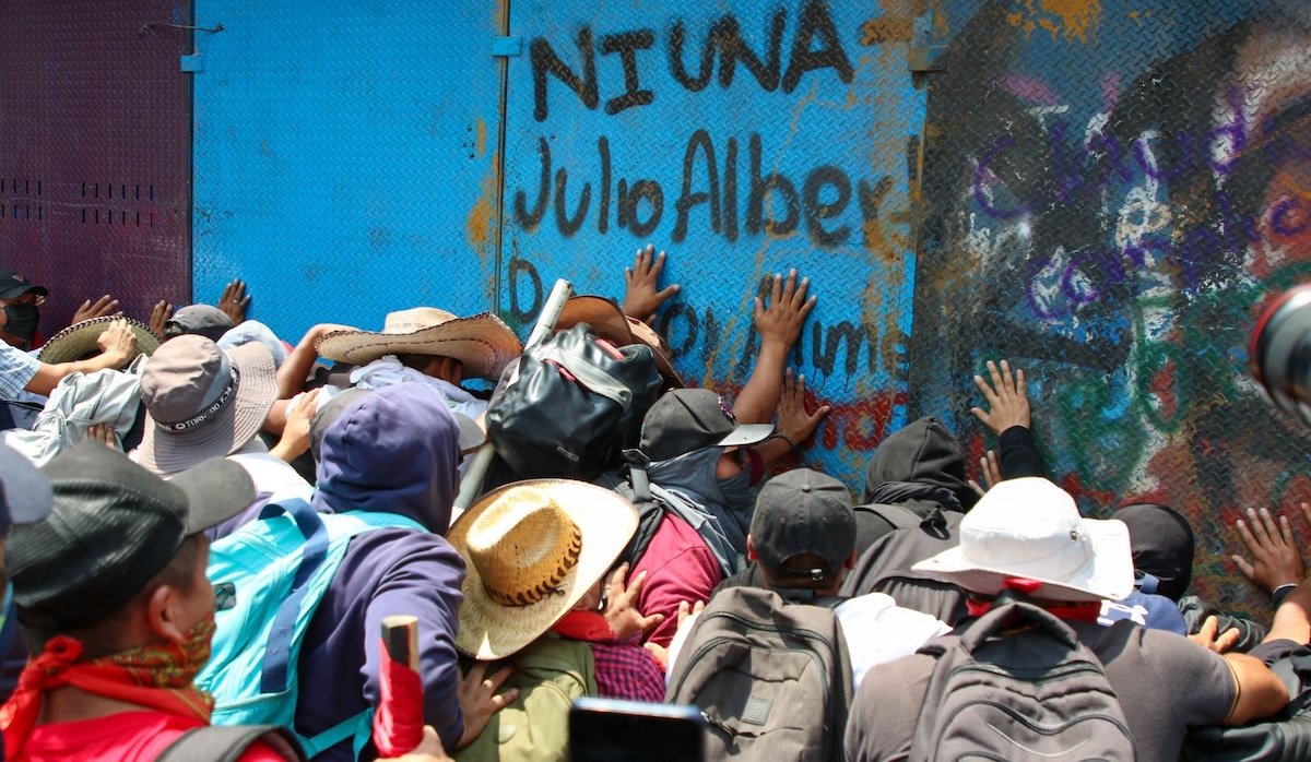 CNTE y policías se enfrentan en inmediaciones del Zócalo de CDMX tras marcha; reportan dos personas heridas