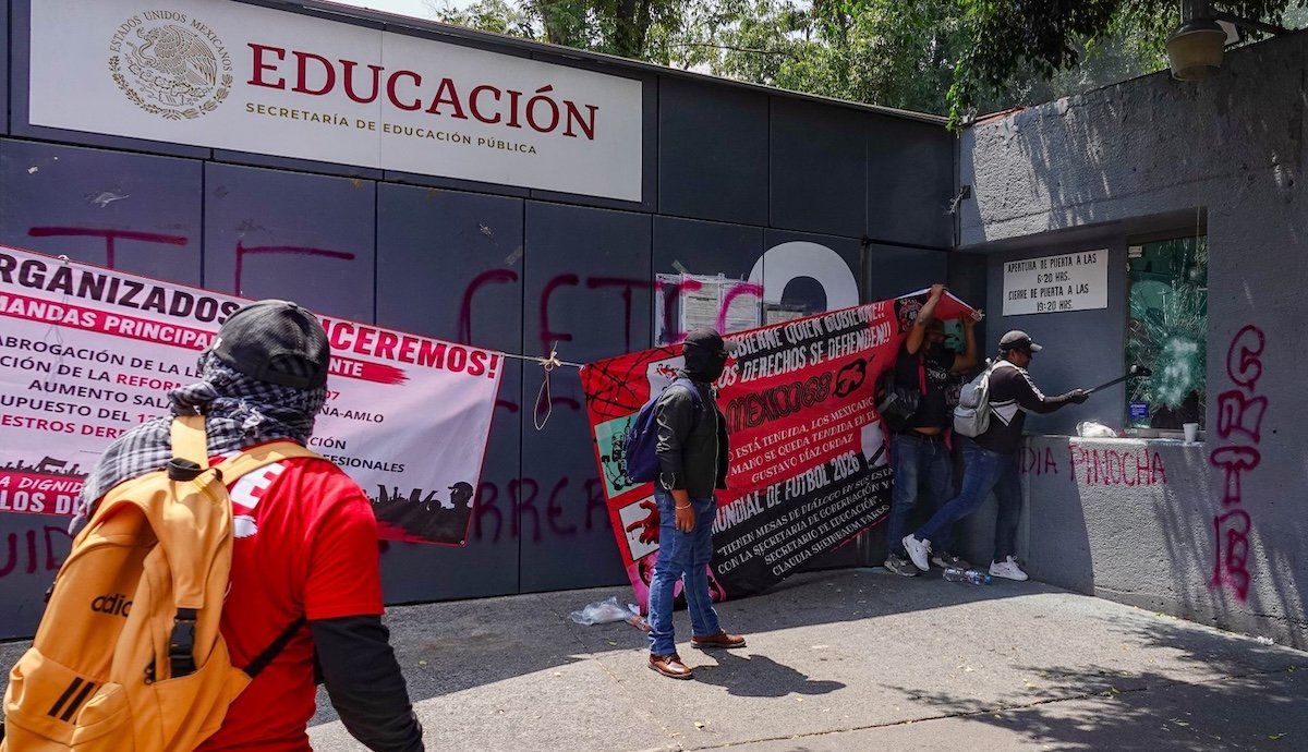 Gobierno propone a la CNTE eliminar USICAMM y fortalecer sistema de pensiones: maestros analizan documentos
