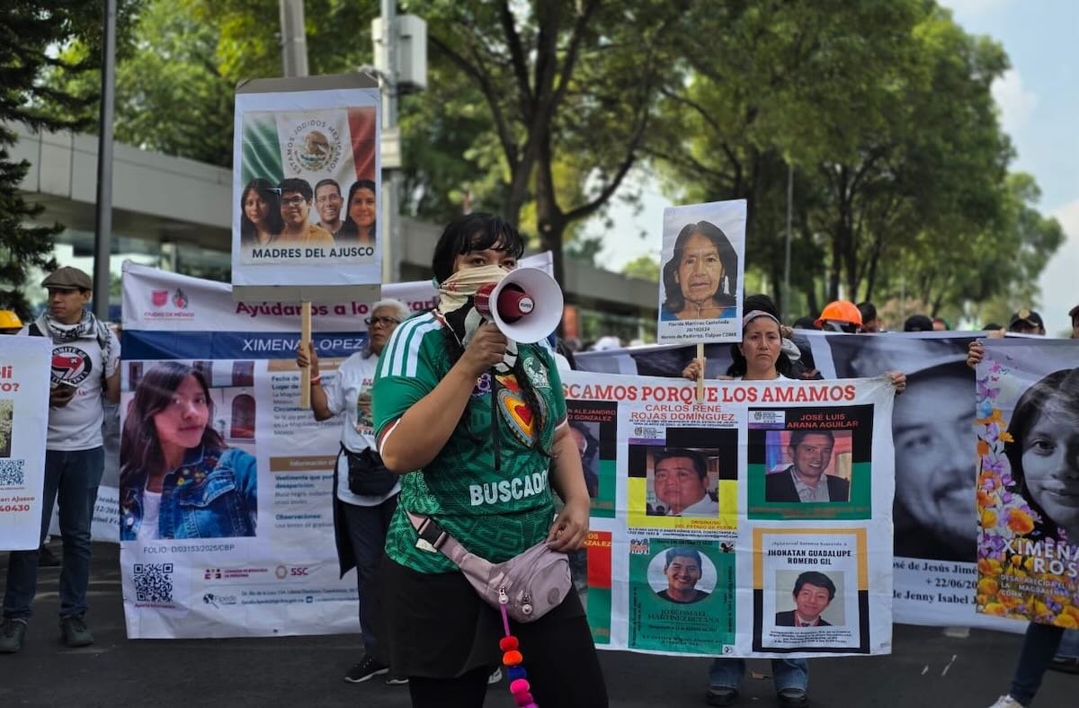 Madres de desaparecidos, CNTE y colectivos marchan al Estadio Azteca