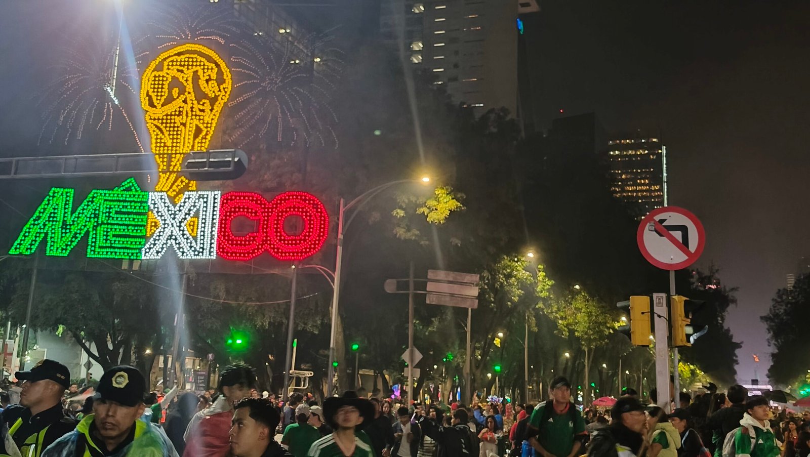 Cantar, lanzar espuma y bailar…, para no llorar que México quedó eliminado del Mundial