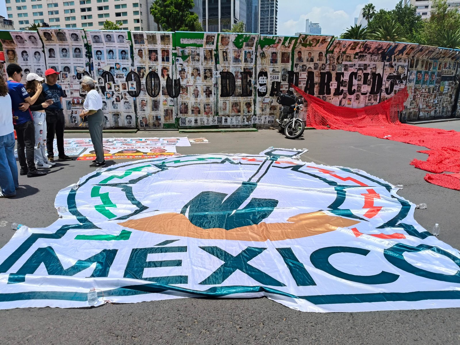 Diego y los más de 135 mil desaparecidos en México son recordados con cascarita en la CDMX