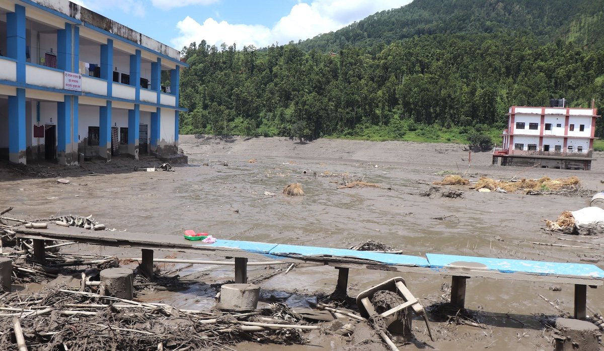 Riada en Nepal deja más de 390 muertos y 1,400 desaparecidos; videos y fotos del desplazamiento de agua y lodo