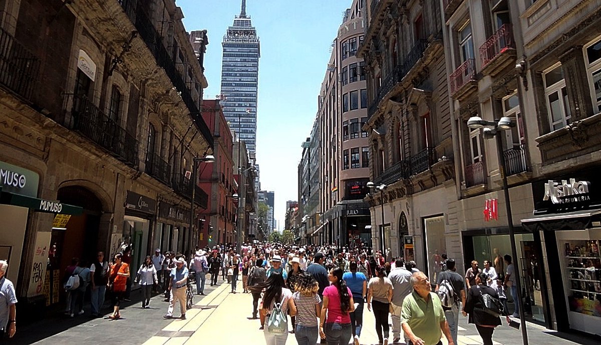 México rebasa los 130 millones de habitantes, pero envejece y tiene menos hijos: Inegi
