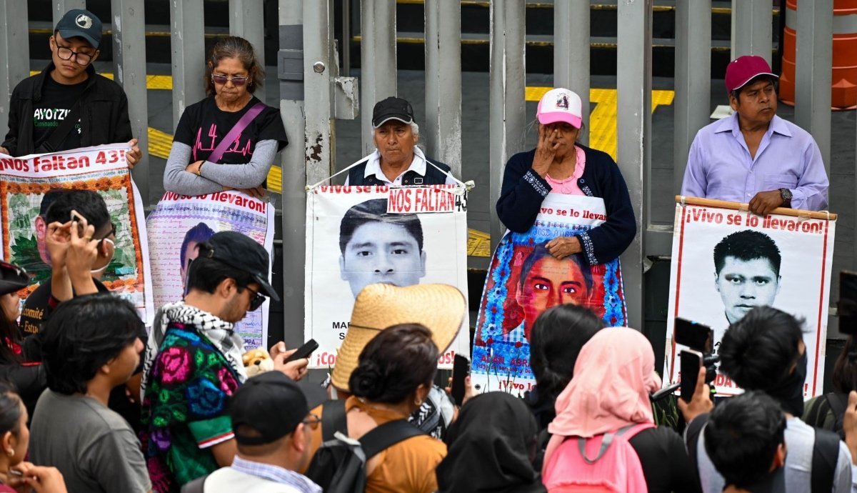 A 12 años de Ayotinapa, padres de los 43 normalistas protestan en la SCJN