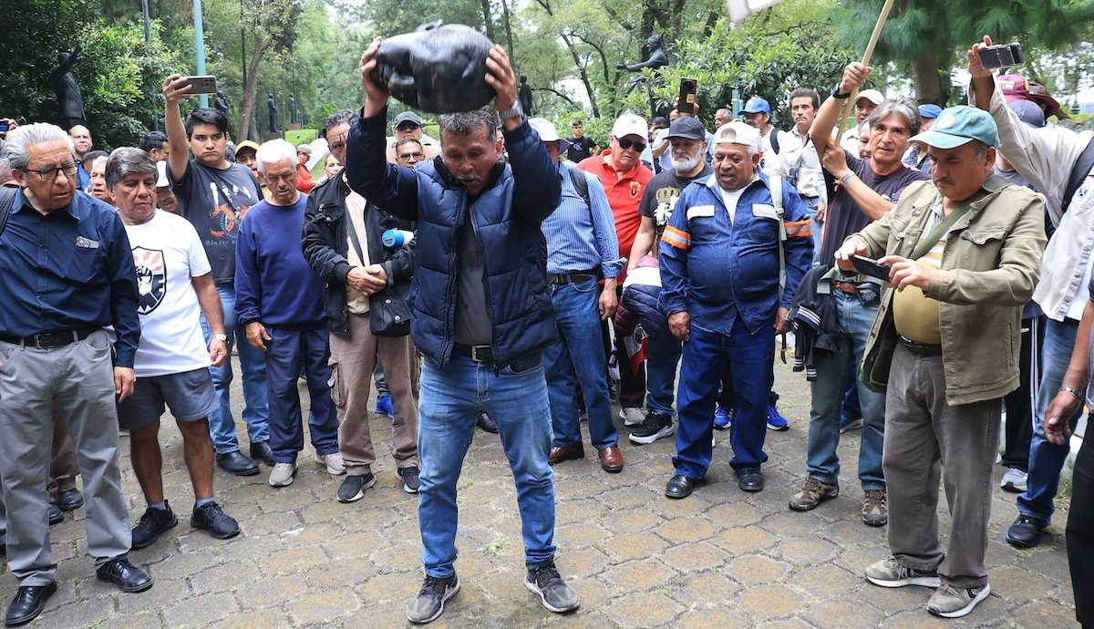 Electricistas de la extinta Luz y Fuerza del Centro decapitan estatua de Felipe Calderón en Los Pinos