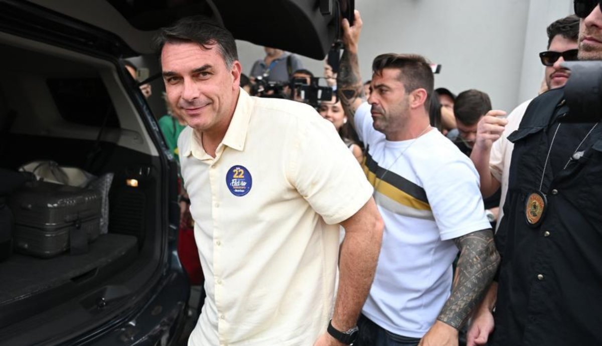 Flávio Bolsonaro sale de Brasil rumbo a EU pese a prohibición judicial