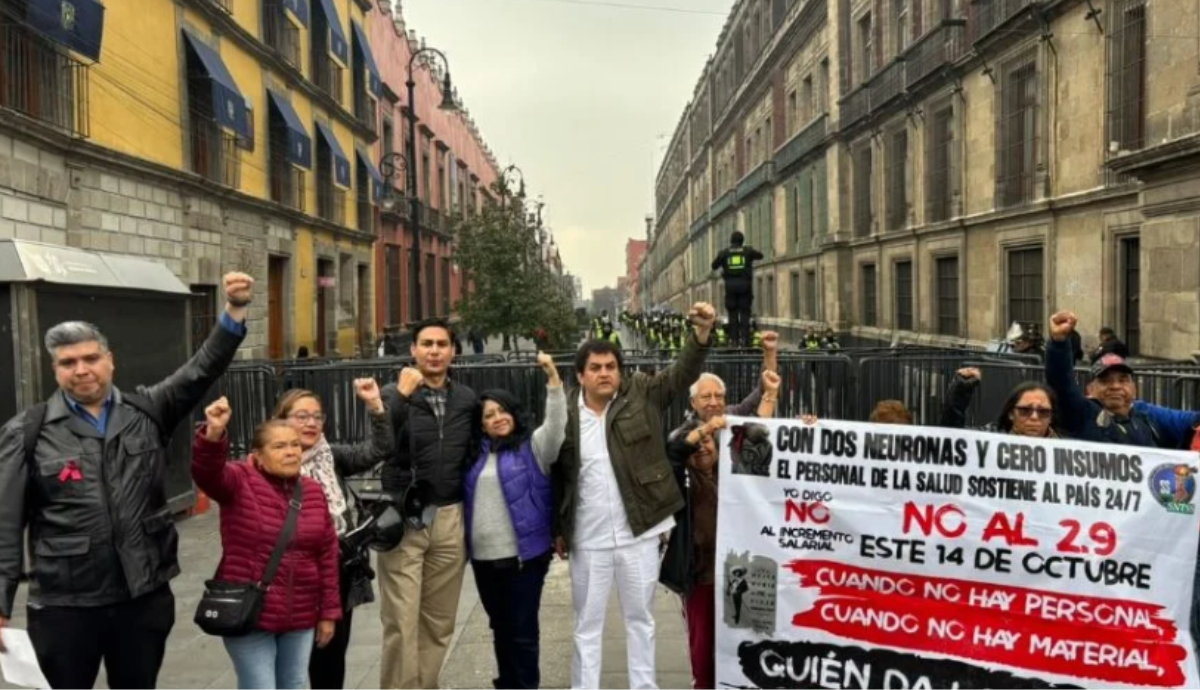 Trabajadores del IMSS denuncian que policías los encapsularon al entregar pliego petitorio en Palacio Nacional